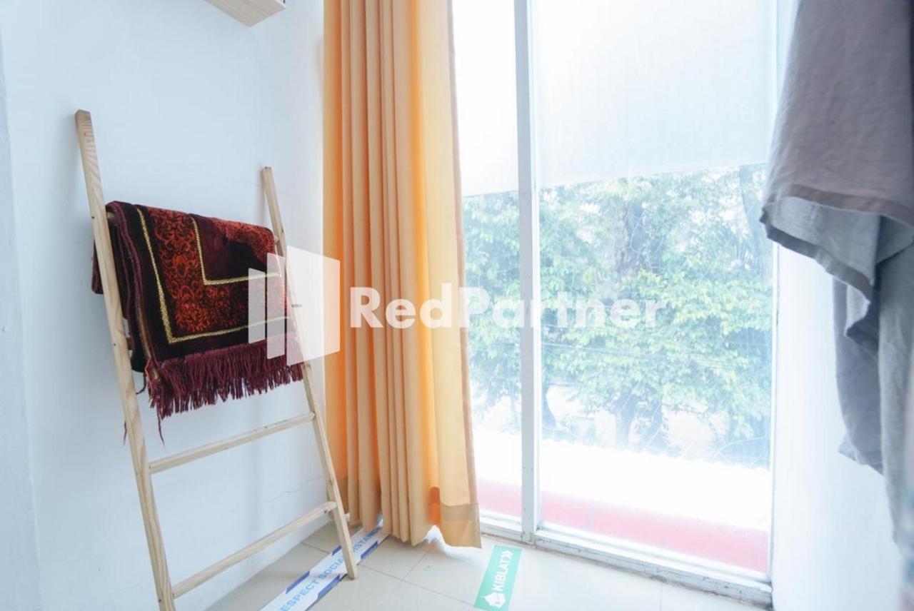 Eascot Hotel Mitra Reddoorz 자카르타 외부 사진